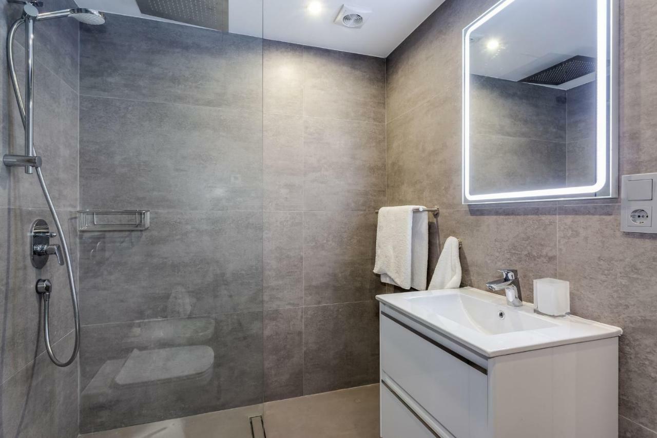 By Riva - Luxurious, Exclusive 2 Bedroom Apt Inside Puerto Banus Marbella Bagian luar foto