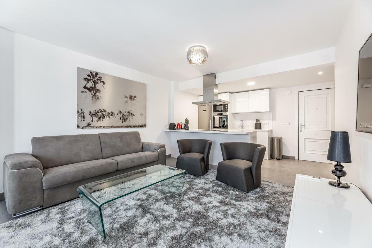 By Riva - Luxurious, Exclusive 2 Bedroom Apt Inside Puerto Banus Marbella Bagian luar foto
