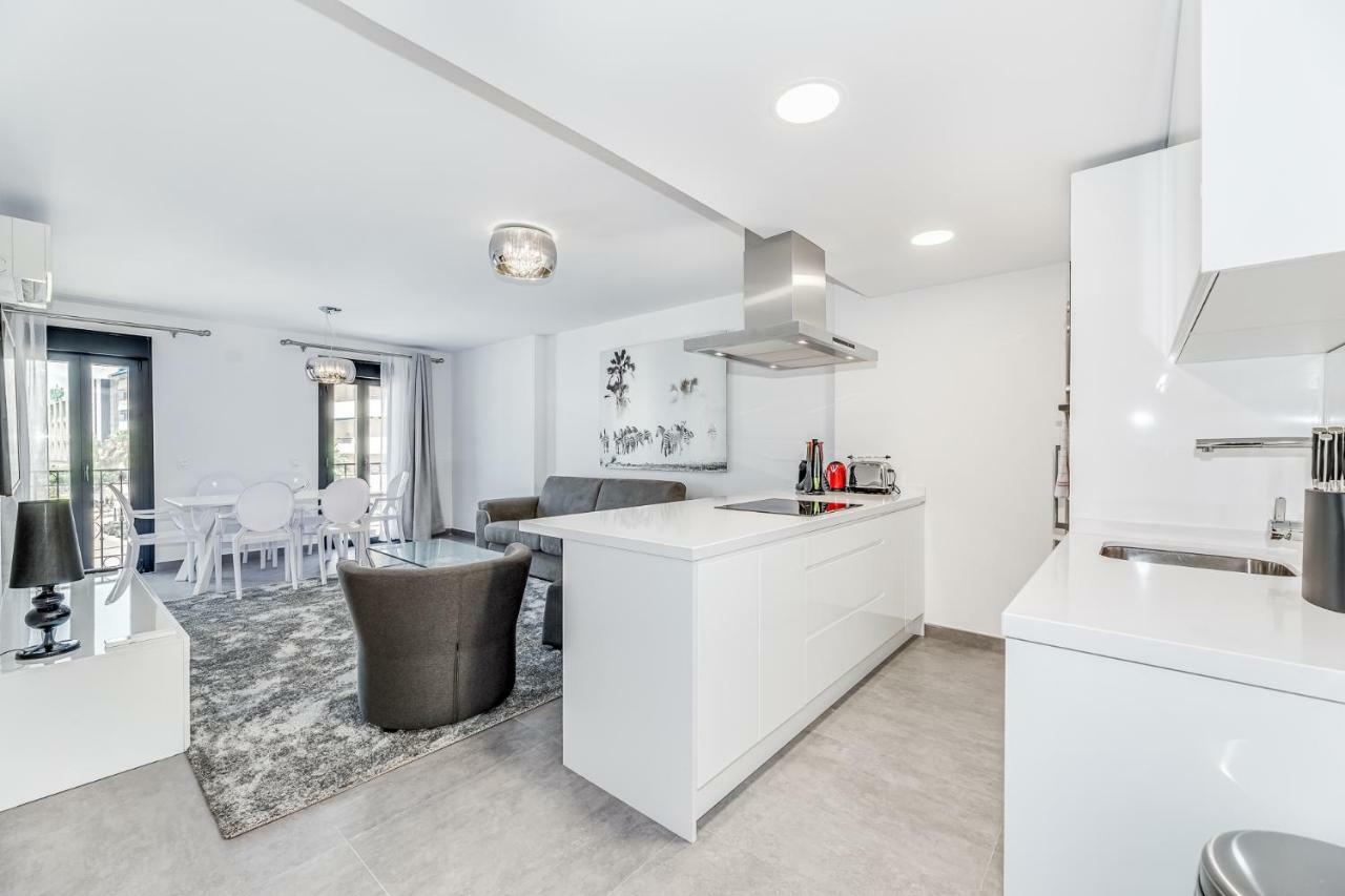 By Riva - Luxurious, Exclusive 2 Bedroom Apt Inside Puerto Banus Marbella Bagian luar foto